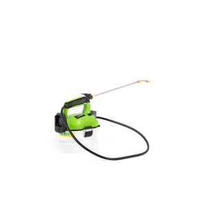 Zielony opryskiwacz do ogrodu i pielęgnacji roślin.