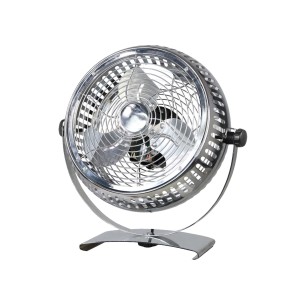 Chromowany wentylator stołowy z osłoną dla przyjemnego chłodzenia.