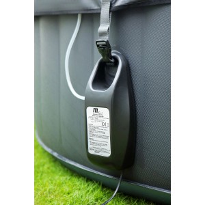 Zbliżenie urządzenia do dezynfekcji basenów przymocowanego do krawędzi basenu.