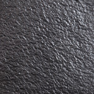 Ciemna płyta tarasowa t.b.t. o szorstkiej powierzchni, odpowiednia na chodniki i tarasy.