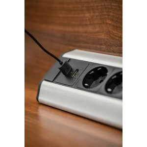 Przedłużacz t.b.t. z portem USB i podłączonym kablem USB.