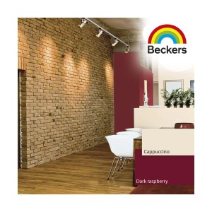 Farby do ścian t.b.t. w kolorach Cappuccino i Dark Raspberry na ceglanej ścianie i drewnianej podłodze.
