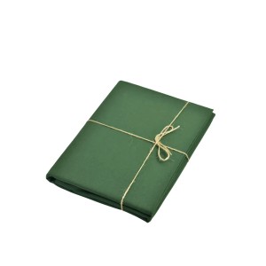 Zielony obrus związany sznurkiem.