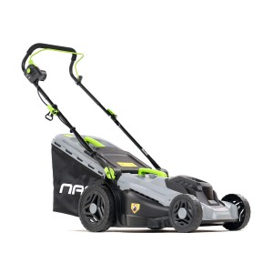 Szaro-zielona kosiarka elektryczna t.b.t. z koszem na trawę.