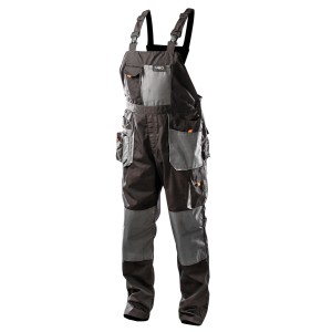 Szare i czarne spodnie robocze na szelkach z wieloma kieszeniami.