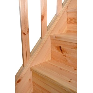 Zbliżenie drewnianych schodów (t.b.t.) z poręczą wewnątrz.