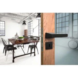 Czarna klamka do drzwi na drewnianych drzwiach, model t.b.t.