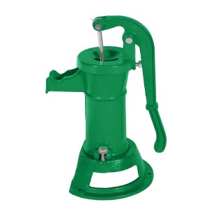 Zielona żeliwna pompa ręczna do podlewania ogrodu.