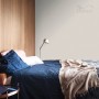 Aranżacja ścian z farbami t.b.t.: Sypialnia z jasno pomalowaną ścianą.