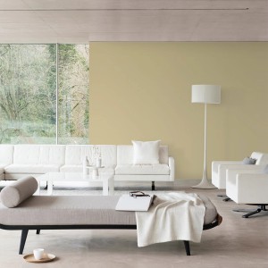 Pokój dzienny z żółtą farbą na ścianach. Kolorowe farby do ścian.