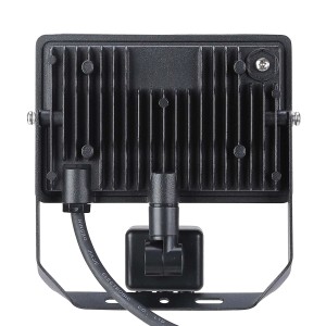 Widok z tyłu czarnego reflektora LED z żebrami chłodzącymi i przyłączem kablowym.