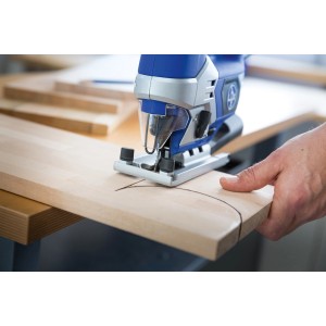Wyrzynarka LUX wycina krzywą w drewnianej desce. Brzeszczoty do wyrzynarek z chwytem T.