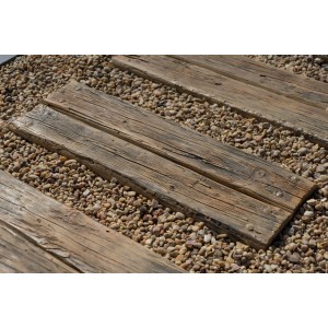 T.b.t. płyty tarasowe drewniane na ścieżce żwirowej, rustykalne