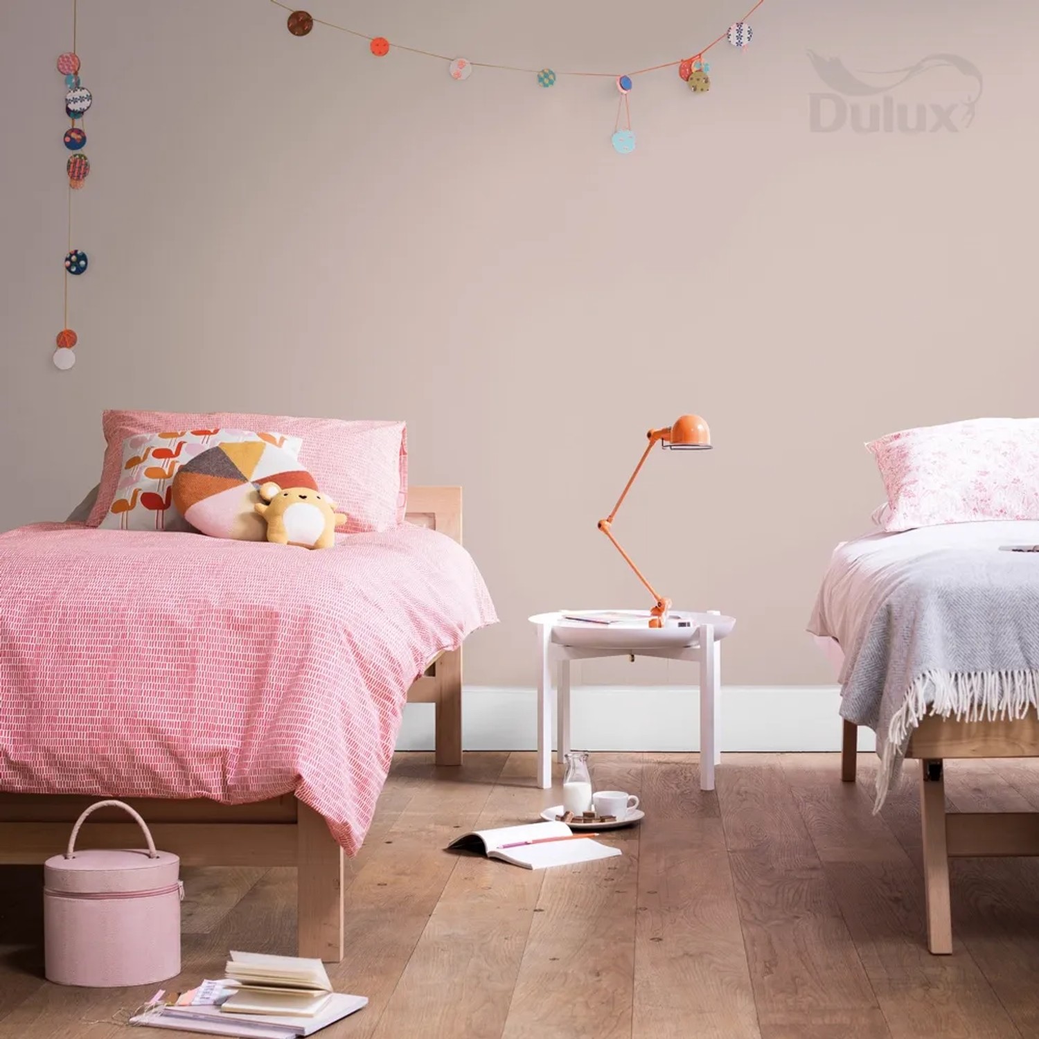 Dwa łóżka dziecięce w pokoju pomalowanym farbą do ścian t.b.t.