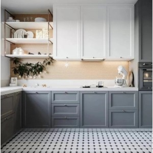 Nowoczesna kuchnia z szarymi szafkami dolnymi i mozaiką jako osłona.