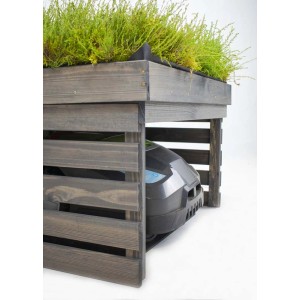 Drewniany garaż dla robota koszącego z zielonym dachem, akcesoria do kosiarek.