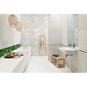 Jasna łazienka z białymi, wzorzystymi i teksturowanymi płytkami ściennymi (t.b.t.).