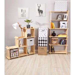 Dekoracyjne składane pudełka/kartony w różnych wzorach na drewnianych półkach.