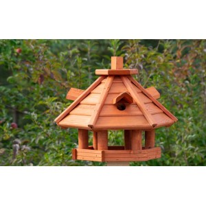 Drewniany karmnik dla ptaków w ogrodzie, Kategoria: Karmniki dla ptaków.