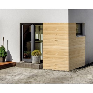 Drewniana Boazeria t.b.t. na ścianie domu obok drzwi i okna.