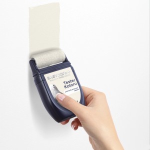 Ręka z wałkiem do testowania farby ściennej t.b.t.