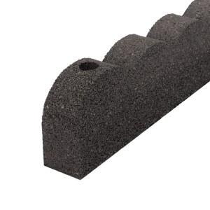 Czarny obrzeże trawnikowe t.b.t. z gumy z zaokrąglonymi krawędziami.