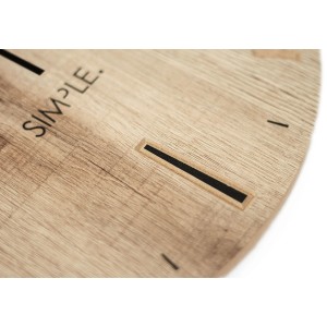 Zbliżenie prostego, drewnianego zegara ściennego o minimalistycznym designie.