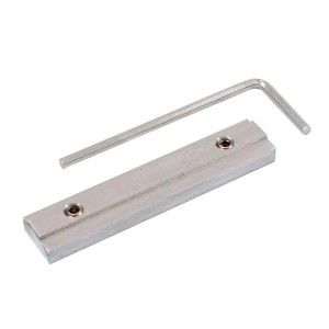 Akcesoria do karniszy t.b.t.: Metalowy wspornik i klucz imbusowy.