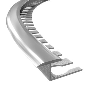 Zakrzywiona, srebrna listwa przypodłogowa t.b.t. do wnętrz.