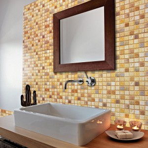 Panele ścienne t.b.t. w łazience z lustrem i umywalką.