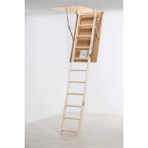 Rozkładane drewniane schody strychowe we wnętrzu.