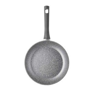 Szara patelnia t.b.t. z powłoką nieprzywierającą i ergonomicznym uchwytem.