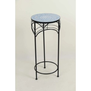 Czarny stojak na kwiaty t.b.t. z blatem w niebiesko-białe wzory.