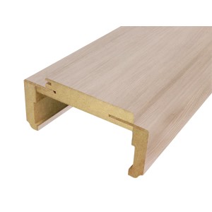 Listwa profilowa w jasnym odcieniu drewna, widok szczegółowy.