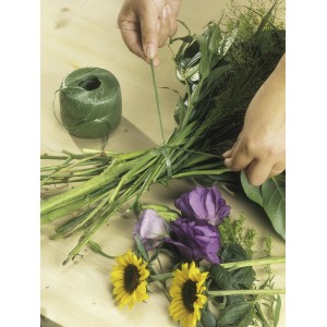 Użycie rafii syntetycznej (400 m) do wiązania bukietu kwiatów.