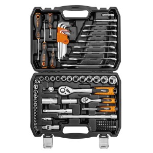 Otwarta walizka z narzędziami z kluczami, śrubokrętami i nasadkami.