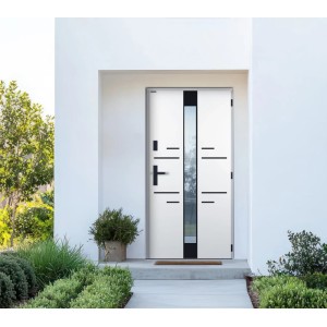 Nowoczesne białe drzwi wejściowe ze szklaną wstawką i czarnymi akcentami. Drzwi wejściowe do nowego budownictwa lub remontu.