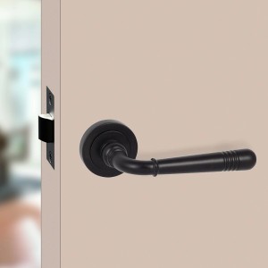 Czarna klamka do drzwi z rozetą, okucie do drzwi wewnętrznych.