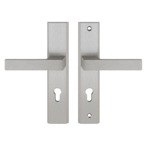 Elegancki, srebrny zestaw klamek do drzwi wewnętrznych.