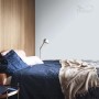 Sypialnia z farbą do ścian w jasnoniebieskim odcieniu. Kolorowa farba do ścian dla przytulnej atmosfery.