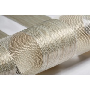 Zbliżenie beżowej rolety t.b.t. o delikatnej strukturze tkaniny.