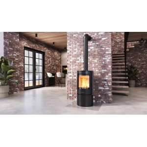 Czarny piec kominkowy w nowoczesnym salonie z ceglaną ścianą i schodami.