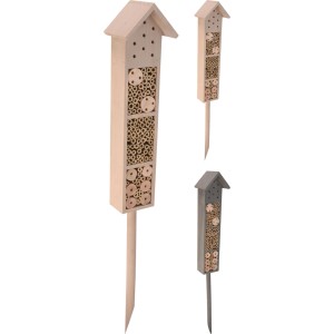 Kilka drewnianych hoteli dla owadów do ogrodu.