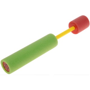 Zielony pistolet na wodę z czerwonym uchwytem do letniej zabawy w ogrodzie.