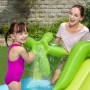 Centrum zabaw wodnych Bestway Aquarium ze zjeżdżalnią i dziećmi bawiącymi się w ogrodzie.