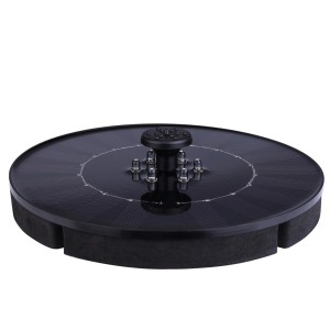 Czarna fontanna ogrodowa t.b.t. z panelem słonecznym i dyszami wodnymi.