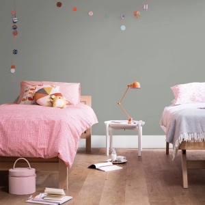 Pokój dziecięcy z dwoma łóżkami i farbą do ścian t.b.t.