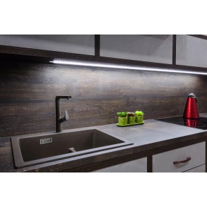 Zlewozmywak kuchenny z listwą LED pod szafką dla optymalnego oświetlenia.