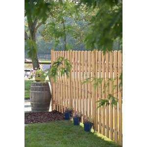 Jasne drewniany płot (t.b.t.) w ogrodzie z dekoracją.