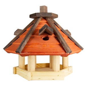 Drewniany karmnik dla ptaków z czerwonym dachem i otworem do karmienia. Kategoria: Karmniki dla ptaków.